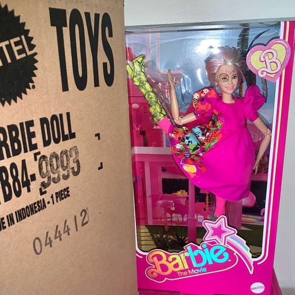 Barbie Signature Weird Barbie – Barbie The Movie - Picture 2 of 9